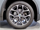 【BMWアロイホイル】軽量かつ強度に拘ったアロイホイル。走行性能ポテンシャルを引き出す設計。車の足元を引き締めてくれる大きなポイントはアロイホイルです。