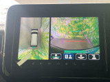 後方映像に加えて車両周辺の表示も確認でき、駐車時の後方や周囲の状況把握をサポートします。画面内のガイド表示も参考にでき、車庫入れや切り返しの際に便利です。