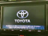 画面下に音量やメニュー、オーディオなどの操作ボタンが並び、機能を確認しながら扱いやすい構成です。画面表示とボタンを使い分けられ、日々の移動をサポートします。