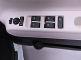 パワーウィンドウのスイッチです。 運転席に居ながら助手席の窓を開け閉めできるので便利ですよ。 ロック機能も付いてるので子供がイタズラして窓を開けるという事もできなくできますよ。