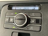 【オートエアコン】AUTOボタンを押してお好みの温度を設定!快適な室温でドライブをお楽しみいただけます♪