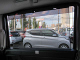 後席ドア両側には『ロールサンシェード』を装備♪♪ 強い日差しをさえぎります♪♪ 室内の更なる防犯(のぞき等)にも役立ちます♪♪