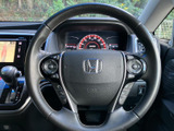 手元に操作ボタンを備え、運転姿勢を保ちながら各種機能を扱いやすい仕様です。前方を確認しながら操作しやすく、日常の移動をサポートする便利な装備として活躍します。