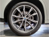 【BMWアロイホイル】軽量かつ強度に拘ったアロイホイル。走行性能ポテンシャルを引き出す設計。車の足元を引き締めてくれる大きなポイントはアロイホイルです。
