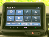 画面上にラジオや電話、スマートフォン連携などの項目が並び、使いたい機能を選びやすい表示です。目的地の確認や音楽再生など、毎日の移動を便利にサポートします。