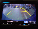バックカメラの画像です。ガイドラインがスムースな車庫入れをサポートいたします。車庫入れの安心感がアップしますね。