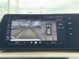 駐車時の周囲の様子と車両位置を画面で確認でき、駐車枠への出し入れをサポートします。ガイド線も表示されるため、周囲を確かめながら操作しやすい装備です。