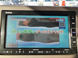 停車中にテレビ番組などの映像を楽しめる画面を備えています。待ち時間のひとときにも活用でき、画面上のメニューから音源などを選べるため、日常の使い勝手にも配慮されています。