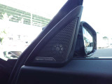 harman/kardon HiFiスピーカーは、スピーカーによって車内全体に迫力あるサウンドを響かせます。チャンネル・アンプは、音響を精巧に調整し、驚くほど切れのあるサウンドをつくり出します。