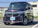 深みのあるボディカラーと、立体感を持たせたフロントまわりが印象的。大きく構えた車体に、きらめくグリルや引き締まったライトが映え、街中でも存在感を感じさせる佇まいです。