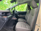 座面と背もたれにゆとりを持たせた前席で、運転席からの見通しも確保しやすいレイアウトです。明るい窓まわりと落ち着いた内装色が心地よく、乗り降りの際にも室内を確認しやすい印象です。