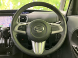 握りやすい形状で、運転姿勢に合わせて自然に手を添えられます。手元には各種スイッチも配置され、視線を大きく移さずに必要な操作へアクセスしやすい仕様です。