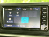 オーディオのソース選択画面では、AM・FMやBluetoothなどに加えてTVも選べます。停車中にテレビ番組を視聴したいときにも活用でき、使いたい音源を画面から選択できる便利な装備です。