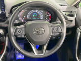 【ステアリングヒーター】冬場に冷たくなりやすい革巻きステアリングを、スイッチ一つで素早く適温に!エアコンよりも早く温まってくれるので、寒い日の運転も快適になりますね♪