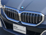 左右のキドニー・グリルの中心にはBMWのエンブレムが鎮座し、個性を放つデザイン性を兼ね備えました。