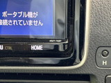 ナビやオーディオをまとめて扱える画面を備え、目的地設定から音源の選択まで車内で行えます。日々の移動をサポートする便利な装備です。