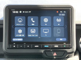 ナビや電話、FM・AM、テレビなどのメニューがまとまり、用途に応じて選びやすい画面です。画面下にも操作ボタンが並び、日々の移動に役立つ機能を確認できます。