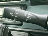 レバーには前後のワイパー操作を示す表示があり、運転席から確認しやすい配置です。雨天時など視界を確保したい場面で、必要な操作を手元で行える便利な装備です。