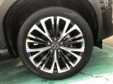 【純正アルミホイール】です!車両デザインに合わせてホイールをデザインしているため、見た目にもカッコイイ!アルミホイール。洗車もラクチンでスチールホイールのように錆ません。