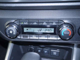 【オートエアコン】設定した温度になるように車が自動で風量や吹き出し口、冷暖房の強さを調整してくれるエアコンです。一度温度を設定すれば、自動で快適な室温を保ってくれるので運転に集中しやすいですよ♪