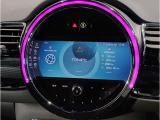 MINIのインテリアで最大のアイコンとなっているのがダッシュボードの中央に置かれた大型のセンターメーターです。現在のMINIは、センターメーターをセンターディスプレイへと形を変えて受け継がれています。
