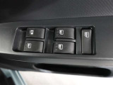 運転席のパワーウインドスイッチで全席窓の開閉・ロック操作ができます。