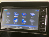目的地や電話番号、周辺施設などを選べるメニューを表示し、行き先の検索をスムーズにサポート。画面上の項目が整理され、必要な情報を探しやすい構成です。