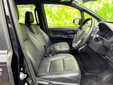 運転席と助手席が並ぶ前席は、前方や左右を見渡しやすい視界が魅力です。落ち着いた色合いのシートに包まれ、乗る方にもゆったり過ごしていただけます。