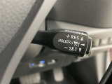 クルーズコントロール機能が付いています。 速度を設定するとアクセルを踏まなくても一定の速度で走ることができます。  高速道路ではとても便利な装置なんです。