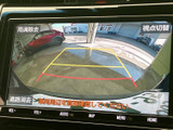 車両後方の様子とガイド線を画面で確認でき、駐車時の周囲確認をサポートします。進路の目安を見ながら操作できるため、駐車場での切り返しや車庫入れの際にも活用しやすい装備です。