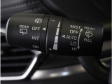【オートワイパー機能】レバーをAUTOの位置にしているとき、レインセンサーが雨を感知すると、雨量に応じて、ワイパーが自動で作動します。