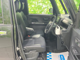運転席まわりまで見渡しやすい開放的な視界で、乗り込んだ際も周囲を確認しやすい空間です。ゆったりとしたシートと落ち着いた色合いがまとまり、日々の移動を快適に過ごせる運転席です。
