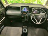 運転席まわりは前方の視界が広く、メーターやモニターも目に入りやすい配置です。座面には柄入りの生地を採用し、助手席との距離感にもゆとりを感じます。毎日の移動も落ち着いて過ごせる空間です。