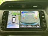 車両周辺の映像を画面で確認でき、駐車時などに周囲の状況を把握するのに役立ちます。目安となるガイド表示もあり、乗り降りや切り返しの際の確認をサポートします。