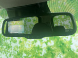 ルームミラー内に後方の映像とガイド線を表示し、駐車時の周囲確認をサポートします。運転席から視線を大きく動かさずに確認でき、日々の駐車にも便利です。
