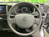 握りやすい形状で、運転席からメーター類も見渡しやすい配置です。視線移動を抑えながら前方に集中しやすく、毎日の運転を支える実用的な設計です。