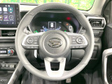 インテリアに合わせたデザインのステアリングは、運転される方のことも考え、運転しやすい形状、大きさです。是非一度、実際に触ってお確かめください。