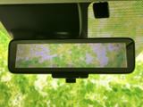 ルームミラー型の画面で後方の様子を確認でき、通常のミラーとは異なる視界を得られる装備です。画面のメニューからカメラ表示を選べる構成となっています。