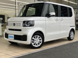 親しみやすい表情のフロントに、四角みのあるヘッドライトとすっきりしたボディラインが調和。白いボディが明るく清潔感のある印象を与え、街中でも目を引く佇まいです。