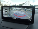 狭い場所での駐車やすれ違いなどでより的確な運転操作に役立つ360&deg;ビューモニターが装備されています。
