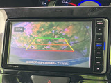 画面には後方映像と目安線が表示され、駐車時に車両周辺を確認する手助けになります。画面表示を見ながら車庫入れや幅寄せを行いたい方にうれしい装備です。