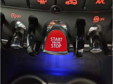 MINIの内装はとにかく『円』に拘ったデザインコンセプトが一目で伝わってきます。これほど円形に拘った車は他に御座いません。伝統のデザイン、トグルスイッチなど遊び心のある内装で御座います。