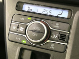 【オートエアコン】一度お好みの温度に設定すれば、車内の温度を検知し風量や温度を自動で調整。暑い&hellip;寒い&hellip;と何度もスイッチ操作をする必要はありません。快適な車内空間には必須の機能ですね♪