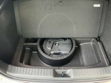 トランクボードの下に小さな収納スペースがあります。