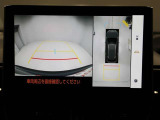 パノラミックビューモニターを装備。駐車場や交差点でクルマを真上から見るように周囲を確認できます。機能の詳細は販売店スタッフまでおたずねください。