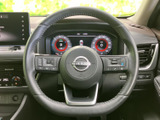 握りやすい形状のステアリングに、表示や機能に関わるボタンがまとまっています。運転中も視線を大きく動かさず手元で確認しやすく、必要な操作へアクセスしやすい装備です。