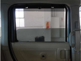 【ロールサンシェード】日よけとしての機能以外にも、車中泊や目隠しが必要な場合に便利な装備です。