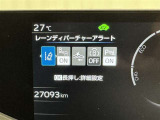 レーンディパーチャーアラートとは車線または走路からの逸脱の可能性を警告すると共に、車線または走路からの逸脱を避けるためのハンドル操作の一部を支援する機能です。詳細は販売店スタッフまでおたずねください。