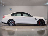 【BMWの伝統-3】BMWのお車は、&ldquo;駆け抜ける歓び&rdquo;を体現しております。走行の安定性とコーナリングの良さを追求し、思い通りにハンドルの操作可能です。