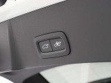 パワーテールゲート(ハンズフリー・オープニング/クロージング機構付) を装備しており、両手が荷物でふさがっていてもキーを所持していれば開閉できます。